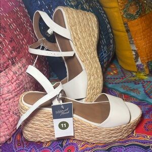 NWT ☀️ Universal Thread Cream Wedge Sandals 🕶️